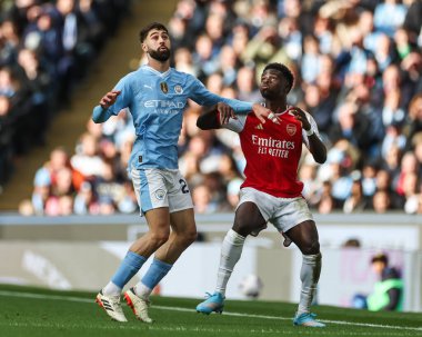 Manchester City 'den Joko Gvardiol ve Arsenal' den Bukayo Saka Premier Lig maçı sırasında Etihad Stadyumu 'nda Manchester City Arsenal' e karşı 31 Mart 2024