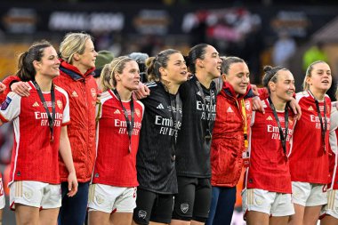 Arsenal oyuncuları, İngiltere 'nin Wolverhampton kentinde 31 Mart 202' de oynanan FA Kadınlar Ligi Finali Arsenal Women vs Chelsea FC Women maçında FA Kadınlar Ligi Kupası 'nı kazanmalarını kutladılar.