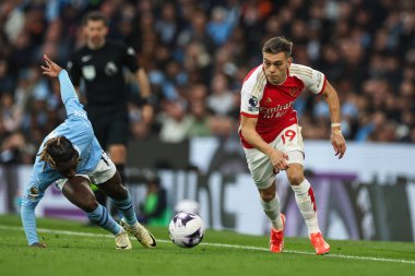 Arsenal 'den Leandro Trossard Premier Lig maçında Manchester City ile Etihad Stadyumu' nda 31 Mart 202 'de oynanan maçta topa vuruyor.