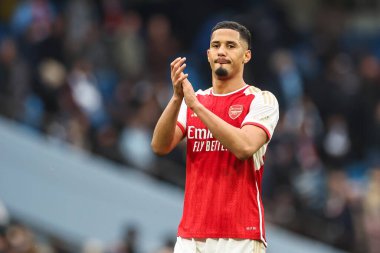 Arsenal 'den William Sthe taraftarları Premier League' in 31 Mart 202 'de Etihad Stadyumu' nda Manchester City ile Arsenal maçında alkışlıyor.