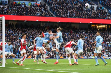 Manchester City 'den Manuel Akanji Premier League maçında topu temizliyor Manchester City, Manchester Stadyumu' nda Arsenal 'e karşı 31 Mart 202