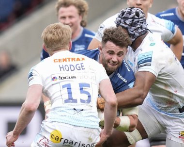Exeter Chiefs 'ten Christ Tshiunza, Gallagher Premiership maçında Sam Dugdale' i Salford Community Stadyumu, Eccles, Birleşik Krallık 'ta 31 Mart 202' de Sale Sharks vs Exeter Chiefs maçında tutuyor.