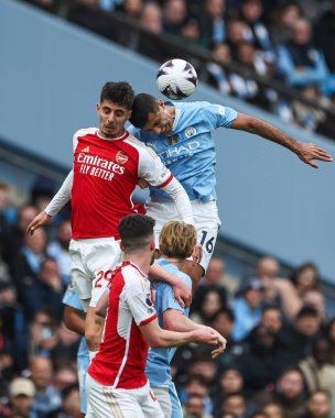 Manchester City 'den Kai Havertz ve Manchester City' den Rodri, Etihad Stadyumu 'nda 31 Mart 202' de oynanan Premier League maçında yüksek topu kazanmak için sıçradı.