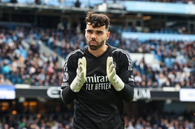Arsenal 'den David Raya, Manchester City' nin 31 Mart 202 'de Etihad Stadyumu' nda oynadığı Premier League maçında taraftarları alkışlıyor.