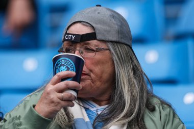 taraftarlar Premier Lig karşılaşması öncesinde Manchester City ile Arsenal arasında 31 Mart 202 'de Etihad Stadyumu' na geldiler.