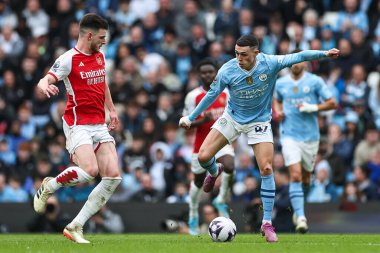 Manchester City 'den Phil Foden Premier League maçı sırasında Etihad Stadyumu' nda Manchester City ve Arsenal maçında topu kontrol ediyor, 31 Mart 202