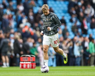 Arsenal 'den Emile Smith Rowe Premier League maçı öncesinde Etihad Stadyumu' nda Manchester City ile Arsenal karşılaşması, 31 Mart 202