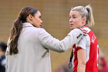 Alex Scott, Arsenal Women 'dan Leah Williamson ile 31 Mart 202' de Molineux, Wolverhampton 'da oynanan FA Kadınlar Ligi Finali Arsenal Women - Chelsea FC Women maçı sonrasında yaptığı görüşmede