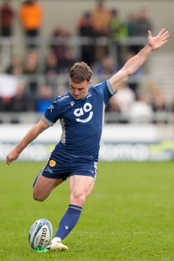 Satış Köpekbalıkları 'ndan George Ford 31 Mart 202' de Salford Community Stadyumu 'nda Gallagher Premiership maçında Sale Sharks - Exeter Chiefs maçında dönüşümü başlatmaya hazırlanıyor.