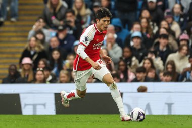 Arsenal takımından Takehiro Tomiyasu, Premier Lig maçında Manchester City ile Etihad Stadyumu 'nda 31 Mart 202' de oynanan maçta topa vuruyor.