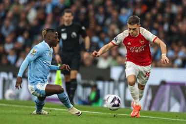 Arsenal 'den Leandro Trossard Premier Lig maçında Manchester City ile Etihad Stadyumu' nda 31 Mart 202 'de oynanan maçta topa vuruyor.