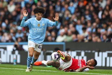 Arsenal 'den Gabriel Jesus Manchester City' nin 31 Mart 202 'de Etihad Stadyumu' nda oynanan Premier League maçında Rico Lewis 'in baskısı altında topu oyunda tutmaya çalışıyor.