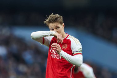 Arsenal 'den Martin degaard, 31 Mart 2024 tarihinde Etihad Stadyumu' nda Manchester City ile Arsenal arasındaki Premier League maçında burnunu sildi.