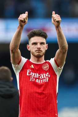 Arsenal 'den Declan Rice, 31 Mart 202' de Etihad Stadyumu 'nda Manchester City ile Arsenal arasındaki Premier League maçının sonunda baş parmağını kaldırdı.