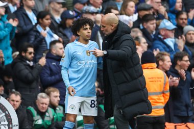 Manchester City 'nin Pep Guardiola teknik direktörü Manchester City' nin 31 Mart 202 'de Etihad Stadyumu' nda oynanan Premier League maçında Rico Lewis 'e talimat verdi.