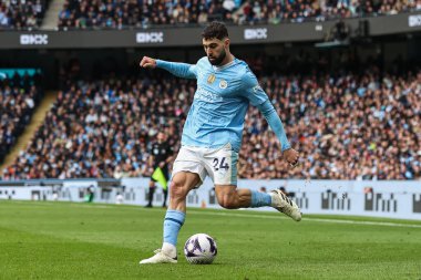 Manchester City 'den Joko Gvardiol, 31 Mart 2024 tarihinde Etihad Stadyumu' nda Manchester City ile Arsenal arasındaki Premier League maçında topu çaprazlıyor.