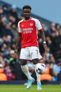 Arsenal takımından Bukayo Saka Premier Lig maçında Manchester City, Etihad Stadyumu 'nda Arsenal' e karşı, 31 Mart 202