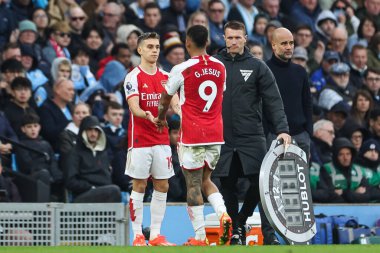 İngiltere Etihad Stadyumu 'nda Manchester City - Arsenal maçında Arsenal' den Leandro Trossard, Arsenal 'den Gabriel Jesus' un yerini aldı.