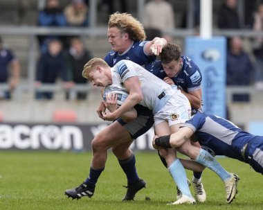 Satış Köpekbalıkları 'ndan Ross Harrison ve Satış Köpekbalıkları' ndan George Ford, 31 Mart 202 'de Salford Halk Stadyumu' nda düzenlenen Gallagher Premiership maçında Josh Hodge 'a karşı Exeter Chiefs maçında karşı karşıya geldiler.