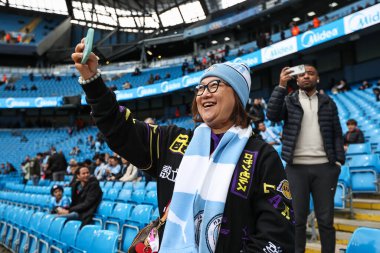 taraftarlar Premier Lig karşılaşması öncesinde Manchester City ile Arsenal arasında 31 Mart 202 'de Etihad Stadyumu' na geldiler.
