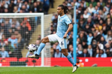 Manchester City 'den Nathan Ak Premier League maçı sırasında Etihad Stadyumu' nda Manchester City ve Arsenal maçında topu kontrol ediyor, 31 Mart 2024
