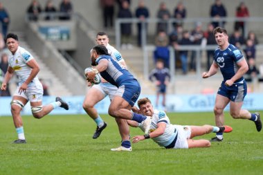 Satış Köpekbalıkları 'ndan Manu Tuilagi 31 Mart 202' de Salford Community Stadyumu 'nda Gallagher Premiership maçında Henry Slade' den elini çekti.