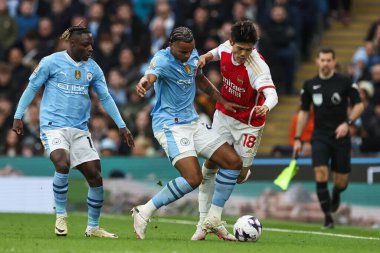 Arsenal 'den Takehiro Tomiyasu, Manchester City' nin 31 Mart 202 'de Etihad Stadyumu' nda oynanan Premier League maçında Manchester City ve Arsenal maçında Manchester City 'den Manuel Akanji tarafından yenildi.