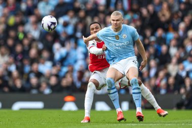 Manchester Premier Ligi maçında Arsenal 'den Gabriel ve Manchester City' den Erling Haaland, Etihad Stadyumu 'nda 31 Mart 202' de Manchester City ve Arsenal maçında top için mücadele etti.
