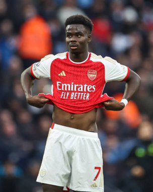 Arsenal takımından Bukayo Saka Premier Lig maçında Manchester City, Etihad Stadyumu 'nda Arsenal' e karşı, 31 Mart 202