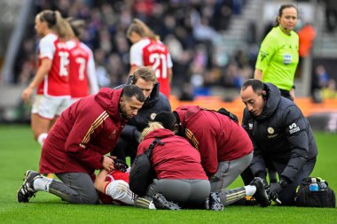 Arsenal Women 'dan Frida Maanum, 31 Mart 202' de Molineux, Wolverhampton 'da oynanan FA Bayanlar Ligi Finali Arsenal Women-Chelsea FC Women maçında tıbbi tedavi gördü.