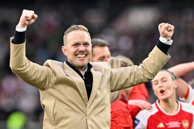 Arsenal Women takımının teknik direktörü Jonas Eidevall, 31 Mart 202 tarihinde Molineux, Wolverhampton, Birleşik Krallık 'ta oynanan FA Kadınlar Ligi Finali Arsenal Women vs Chelsea FC Women maçında takımının kazanmasını kutluyor.