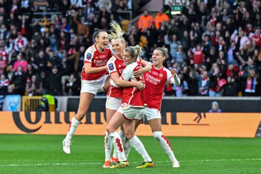 Arsenal Women 'dan Stina Blackstenius, 31 Mart 202' de İngiltere 'nin Molineux kentinde oynanan FA Bayanlar Ligi Finali Arsenal Women-Chelsea FC Women maçında 1-0' lık galibiyetini kutluyor.
