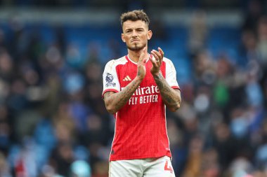 Arsenal 'den Ben White, 31 Mart 202 tarihinde Etihad Stadyumu' nda oynanan Premier League maçının sonunda taraftarları alkışlıyor.