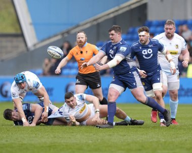 Satış Köpekbalıkları takımından James Harper, 31 Mart 202 'de Salford Community Stadyumu' nda oynanan Gallagher Premiership maçında pas veriyor.