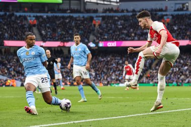 Arsenal 'den Declan Rice, Manchester City ile Arsenal arasındaki 31 Mart 202 tarihinde Etihad Stadyumu' nda oynanan Premier League maçında topu geçti.