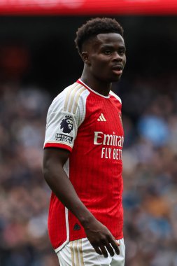 Arsenal takımından Bukayo Saka Premier Lig maçında Manchester City, Etihad Stadyumu 'nda Arsenal' e karşı, 31 Mart 202