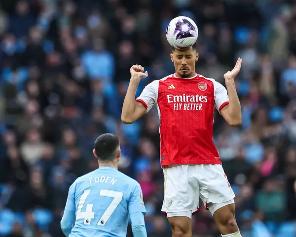 William Saliba Vom Arsenal Gewinnt Das Kopfballspiel Während Des Premier — Stockfoto