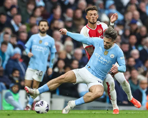 Jack Grealish Manchester City Ben White Arsenal Batallan Por Balón — Foto de Stock