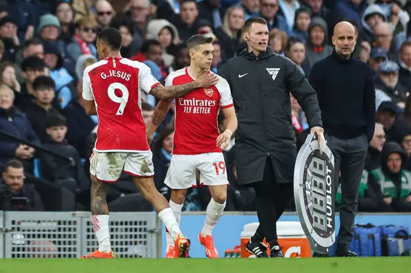 İngiltere Etihad Stadyumu 'nda Manchester City - Arsenal maçında Arsenal' den Leandro Trossard, Arsenal 'den Gabriel Jesus' un yerini aldı.