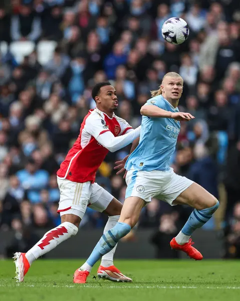 Gabriel Von Arsenal Und Erling Haaland Von Manchester City Kämpfen — Stockfoto