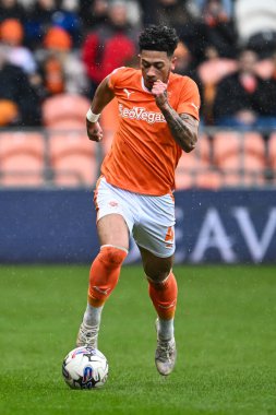 Blackpool 'dan Jordan Lawrence-Gabriel, 1 Nisan 202' de Bloomfield Road, Blackpool 'da oynanan Blackpool-Wycombe Wanderers maçında topa vuruyor.