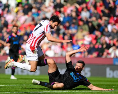 Huddersfield Town 'dan Matty Pearson Stoke City' den Mehdi Lris 'i Stoke City - Huddersfield Town maçı sırasında Bet365 Stadyumu, Stoke-on-Trent, Birleşik Krallık, 1 Nisan 2024' te yendi.