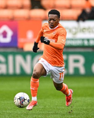 Blackpool takımından Karamoko Dembele, 1 Nisan 202 'de Bloomfield Road, Blackpool' da oynanan Blackpool-Wycombe Wanderers maçında topa vuruyor.