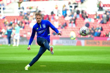 Huddersfield Town 'dan Bojan Radulovi, Stoke City' nin 1 Nisan 2024 'te Bet365 Stadyumu' nda Huddersfield Town 'a karşı oynadığı Sky Bet Şampiyonası karşılaşmasında ısınıyor.