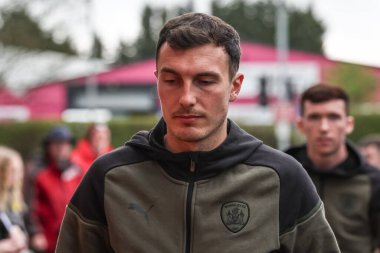 Barnsley 'den Josh Earl, 1 Nisan 202 tarihinde İngiltere' de oynanan Sky Bet 1 karşılaşmasında Burton Albion ve Barnsley 'e karşı Pirelli Stadyumu' nda geldi.