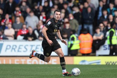 Barnsley 'den Josh Earl, 1 Nisan 202 tarihinde İngiltere' nin Trent kentindeki Pirelli Stadyumu 'nda oynanan Burton Albion-Barnsley maçında topa vuruyor.