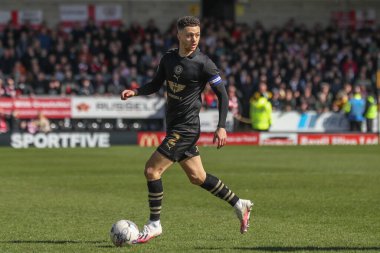 Barnsley 'den Jordan Williams, 1 Nisan 202 tarihinde İngiltere' nin Trent kentindeki Pirelli Stadyumu 'nda oynanan Burton Albion-Barnsley maçında topa vuruyor.