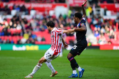 Stoke City 'den Mehdi Lris, 1 Nisan 2024' te Stoke City ile Huddersfield Town arasındaki Sky Bet Şampiyonası maçında Jaheim Headley 'i durdurdu.
