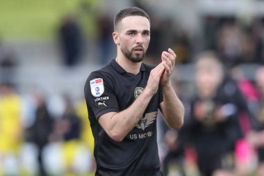 Barnsley 'li Adam Phillips, 1 Nisan 202' de İngiltere 'nin Trent kentindeki Pirelli Stadyumu' nda oynanan 1.