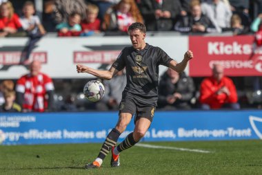 Barnsley 'li Mal de Gevigney, 1 Nisan 2024 tarihinde İngiltere' nin Trent kentindeki Pirelli Stadyumu 'nda Burton Albion Barnsley' e karşı oynadığı Sky Bet 1 karşılaşmasında topu temizliyor.